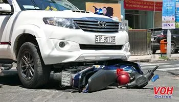 Ô tô cuốn xe máy vào gầm tại trung tâm TP