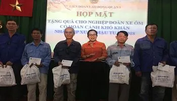 Trao quà tết cho nghiệp đoàn xe ôm