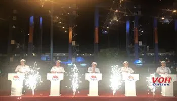 Chủ tịch UBND TPHCM Nguyễn Thành Phong phát lệnh làm hàng đầu Xuân tại cảng Cát Lái