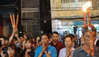 Sau giao thừa, chùa ở TPHCM quá tải
