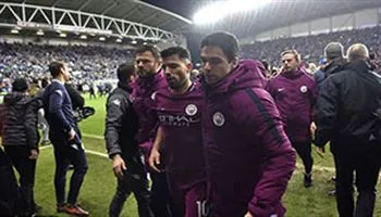 Aguero suýt ẩu đả với CĐV Wigan sau trận thua ở vòng 5 Cúp FA