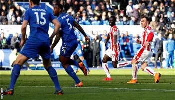 Kết quả ngoại hạng Anh 24/2: Được thủ môn Butland tặng bàn thắng, Leicester City thoát thua