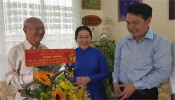 Lãnh đạo thành phố thăm, chúc mừng cán bộ lão thành ngành Y
