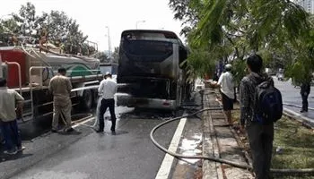 TPHCM: Xe khách bốc cháy trên đại lộ Mai Chí Thọ khiến hàng chục hành khách hoảng loạn