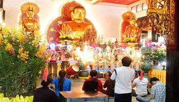 Người dân tấp nập đi lễ chùa rằm tháng Giêng