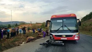 Xe khách tông xe máy, 2 vợ chồng tử vong tại chỗ