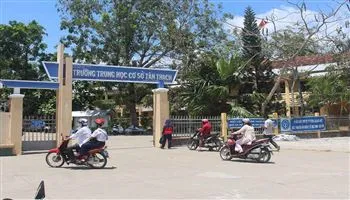 Học sinh lớp 8 xúc phạm, bóp cổ cô giáo tại lớp học