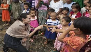Những ngôi sao nữ nổi tiếng thế giới với tấm lòng nhân ái