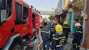 Cháy tiệm tân trang xe máy gần ngân hàng, nhiều người tháo chạy