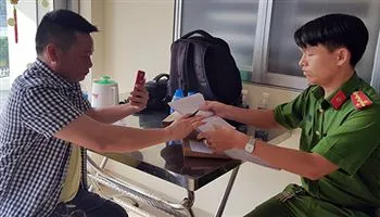 Một tài xế bị phạt vì dừng xe quá 5 phút tại trạm thu phí BOT