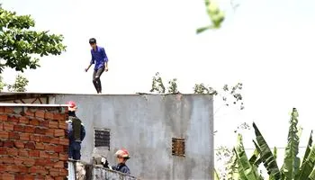 Thanh niên nghi ngáo đá, leo mái nhà ném đá lực lượng giải cứu
