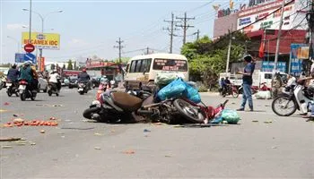 Bắt tạm giam lái xe khách đâm hàng loạt xe chờ đèn đỏ tại Bình Dương