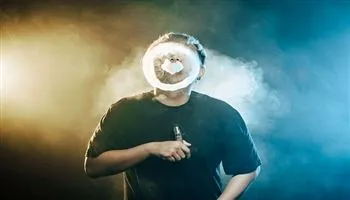 Ma mị nghề biểu diễn xiếc khói