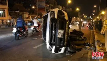 Ô tô tông 2 xe máy, người đàn ông bị rơi xuống cầu Kênh Tẻ