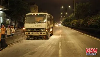 Đi đám cưới về, hai vợ chồng bị xe tải cán