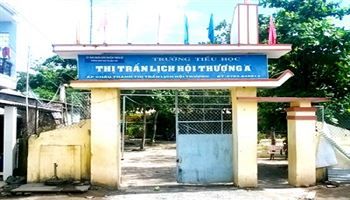 Hiệu trưởng xin từ chức, mong làm giáo viên vì để học sinh ngồi nhầm lớp