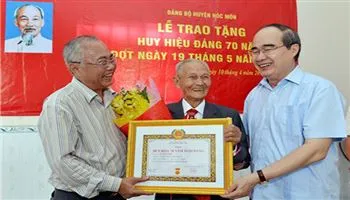 TPHCM trao tặng Huy hiệu 70 năm tuổi Đảng cho 3 đảng viên tại Hóc môn