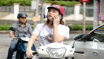 “Gái quê” Hồ Ngọc Hà lái xe máy đi xin việc trong phim mới 