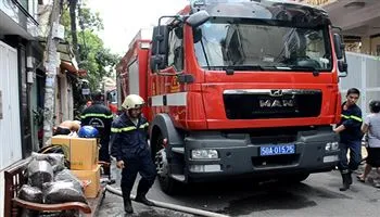 Cụ ông 70 tuổi mắc kẹt trong đám cháy ở Tân Bình