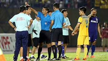 Đình chỉ HLV Bình Dương và Khánh Hòa vì phản ứng trọng tài ở vòng 5 V-League 2018