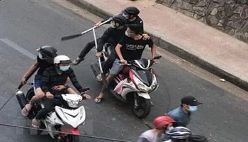 Hai nhóm thanh niên cầm mã tấu thanh toán nhau tại TPHCM