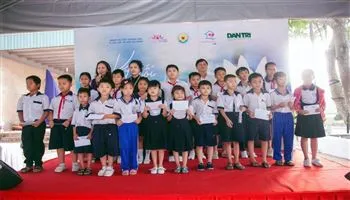 Tiếp sức học sinh hiếu học trên quê hương cố Thủ tướng Phan Văn Khải