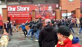 Một cổ động viên Liverpool bị đánh gần chết trước trận đấu Liverpool thắng AS Roma