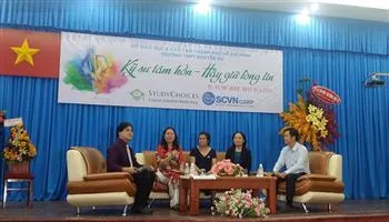 Thầy giáo đang cạnh tranh với thầy giáo “google”