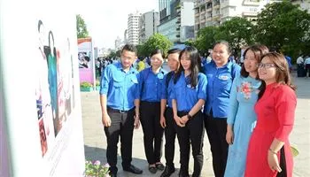 Khai mạc triển lãm “TPHCM khát vọng vươn cao”