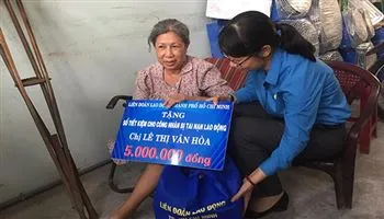 Họp mặt tặng quà 315 công nhân bị tai nạn lao động