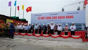 Hợp long cầu dây văng đa nhịp đầu tiên tại Việt Nam