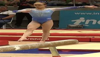 VĐV thể dục dụng cụ Morgan Hurd gặp sự cố, cắm cổ xuống sàn đấu
