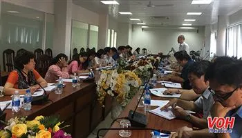 Người dân sử dụng ghe cào chích cả tấn cá/ngày tại các dòng kênh