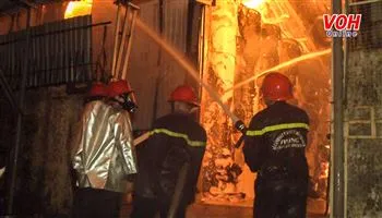 Cháy lớn kho giấy tại Khu công nghiệp Vĩnh Lộc