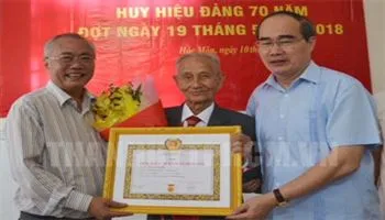 Hơn 2.500 đảng viên nhận huy hiệu Đảng đợt 19/5  