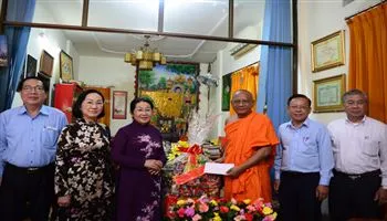 Phó Bí thư Thành ủy Võ Thị Dung thăm, chúc mừng các cá nhân tiêu biểu của Phật giáo