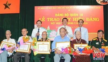 Quận 10 trao tặng Huy hiệu Đảng cho 133 đảng viên