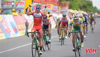 Tay đua 16 tuổi Nguyễn Văn Bình giành cú ăn ba ở chặng khai mạc