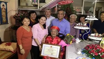 Lãnh đạo TPHCM thăm các cụ cao tuổi tại Tân Phú