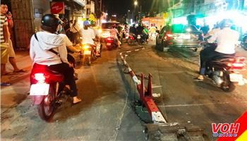 TPHCM: Ô tô húc văng thanh chắn đường sắt, tài xế thoát chết hi hữu
