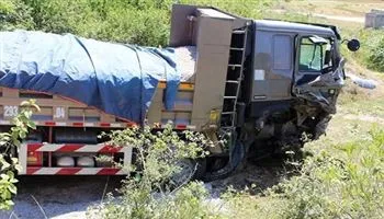Lại thêm một vụ xe tải băng ngang đường sắt gây tai nạn