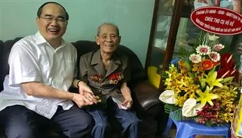 Bí thư Thành ủy Nguyễn Thiện Nhân thăm các cụ cao tuổi tiêu biểu
