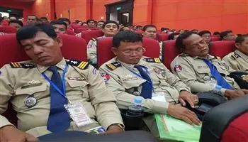 Campuchia: Phạt nặng người tung hình cảnh sát “chợp mắt” trong cuộc họp