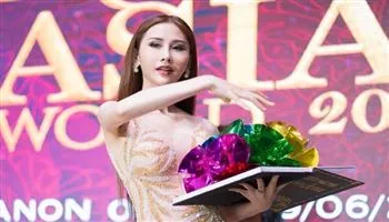 Chi Nguyễn biểu diễn ảo thuật trong phần thi tài năng tại Miss Asia World 2018