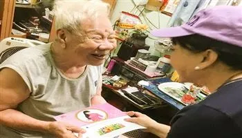 Nghệ sĩ Hương Lan thăm và tặng quà cho các nghệ sĩ tại viện dưỡng lão