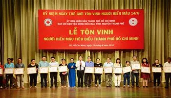 Tôn vinh hơn 800 gương hiến máu tình nguyện