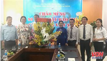 Phó Bí thư Thành ủy Võ Thị Dung thăm và chúc mừng các cơ quan báo chí thành phố