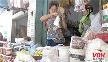Công nhân lo lắng vì thực phẩm ở chợ mất an toàn