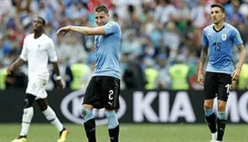 Gary Neville chỉ trích Gimenez vì khóc khi chưa hết trận