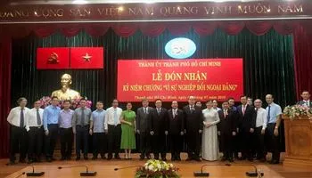 Trao tặng kỷ niệm chương “Vì sự nghiệp đối ngoại Đảng” cho lãnh đạo TPHCM